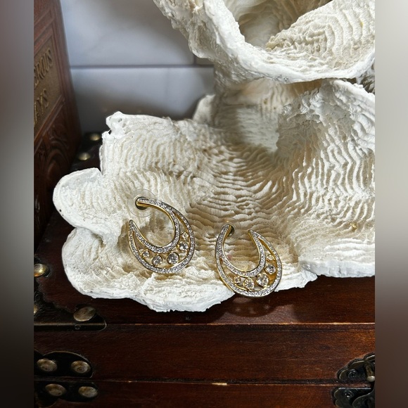 BUTLER Classic Crystal Earrings with Goldtone Finish. Absolutely Stunning - Picture 2 of 13